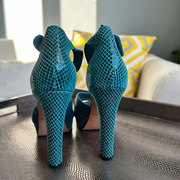 WHBM platform heels in aqua blue suede - Picture 9 of 10